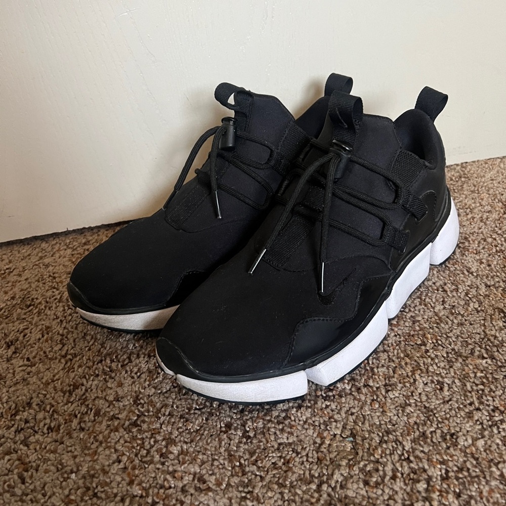 Pocket knife Nike DM black tennis shoes